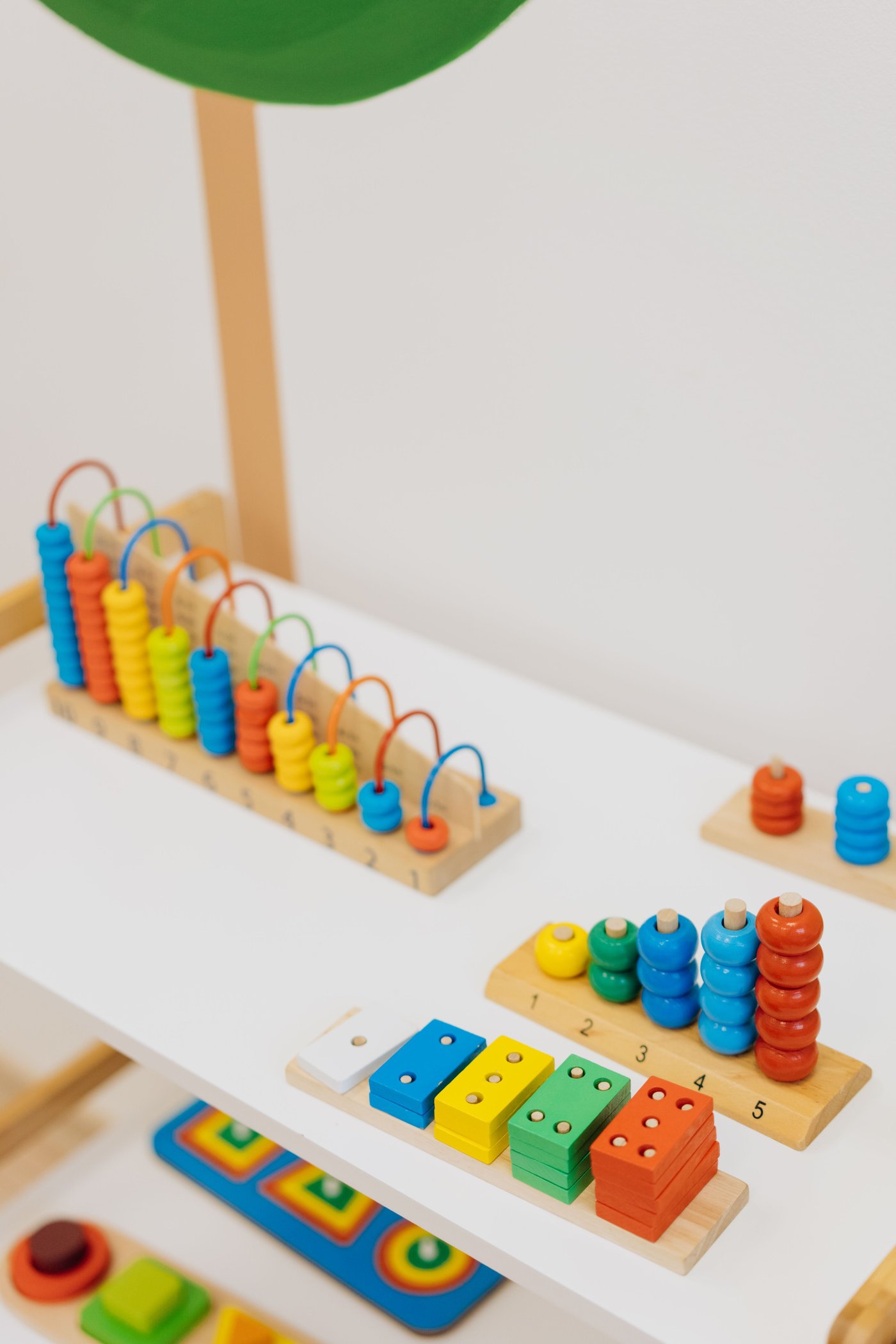 Materiais montessorianos usados no trabalho de desenvolvimento infantil